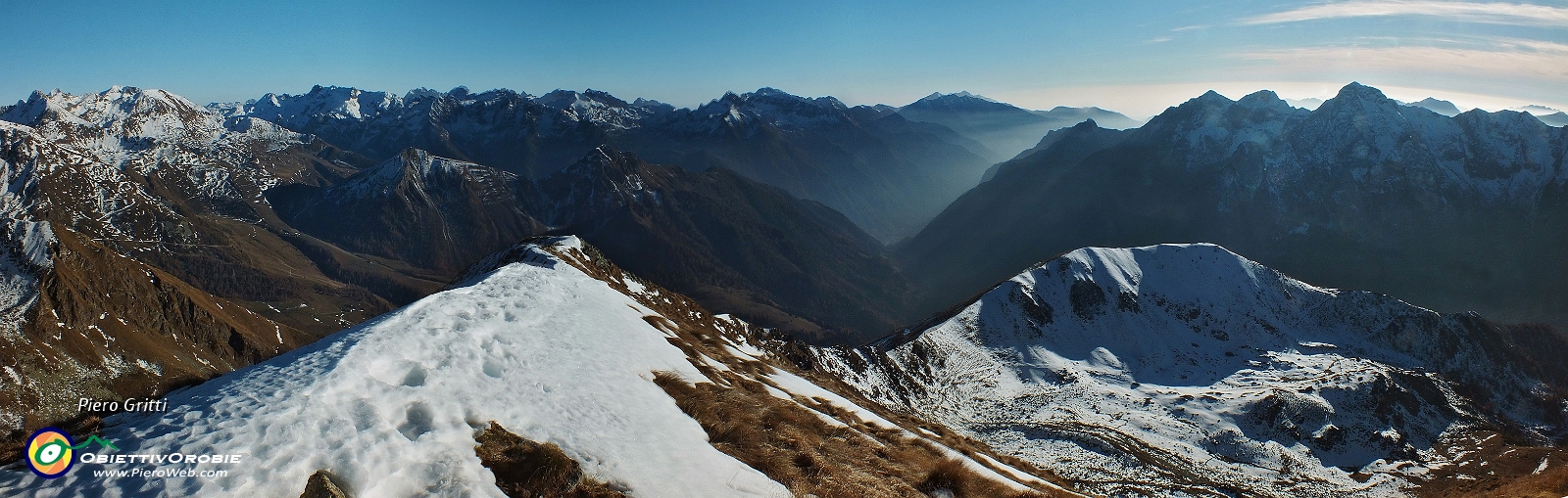 70 Panoramica dal Valegino al Menna, al Pegherolo.jpg